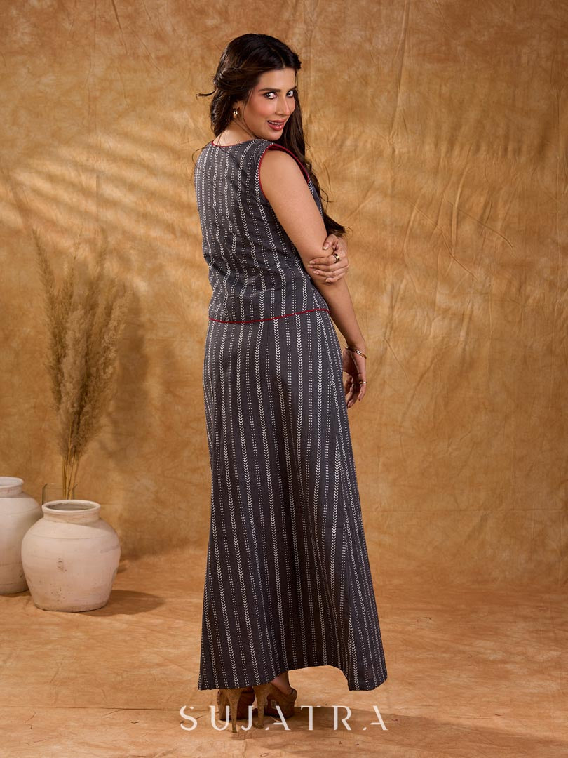 Beautiful grey Jamdani straight-fit skirt with a side slit and elegant red accents, creating a timeless silhouette with graceful movement and a refined, classic appeal.