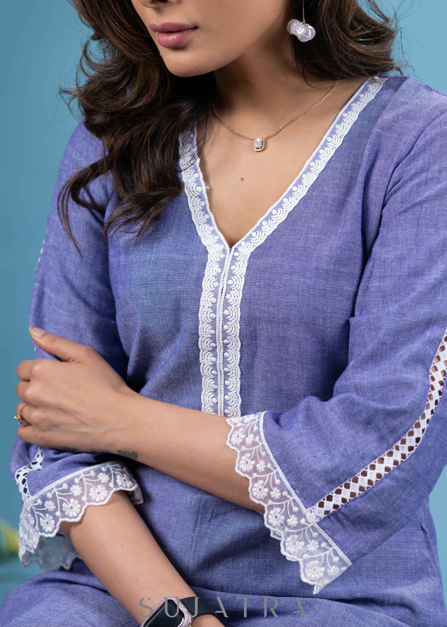 Graceful lilac cotton tunic highlighted with beautiful crochet laces