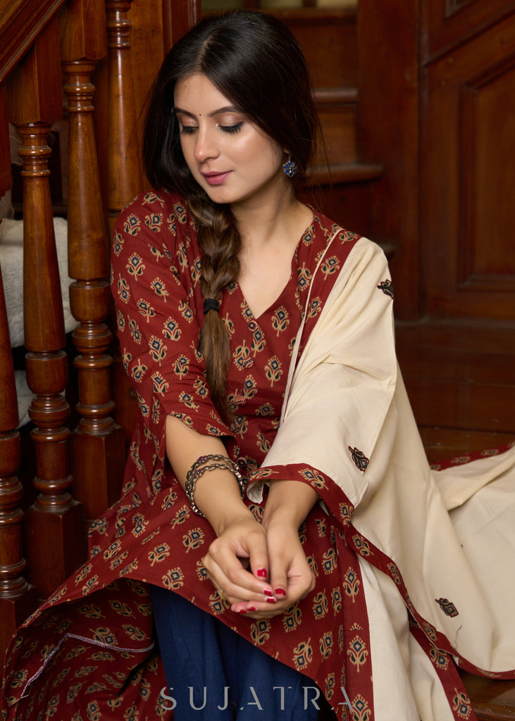 Smart maroon printed cotton kurta, perfectly paired with an exquisite appliqué work stole - Pants Optional