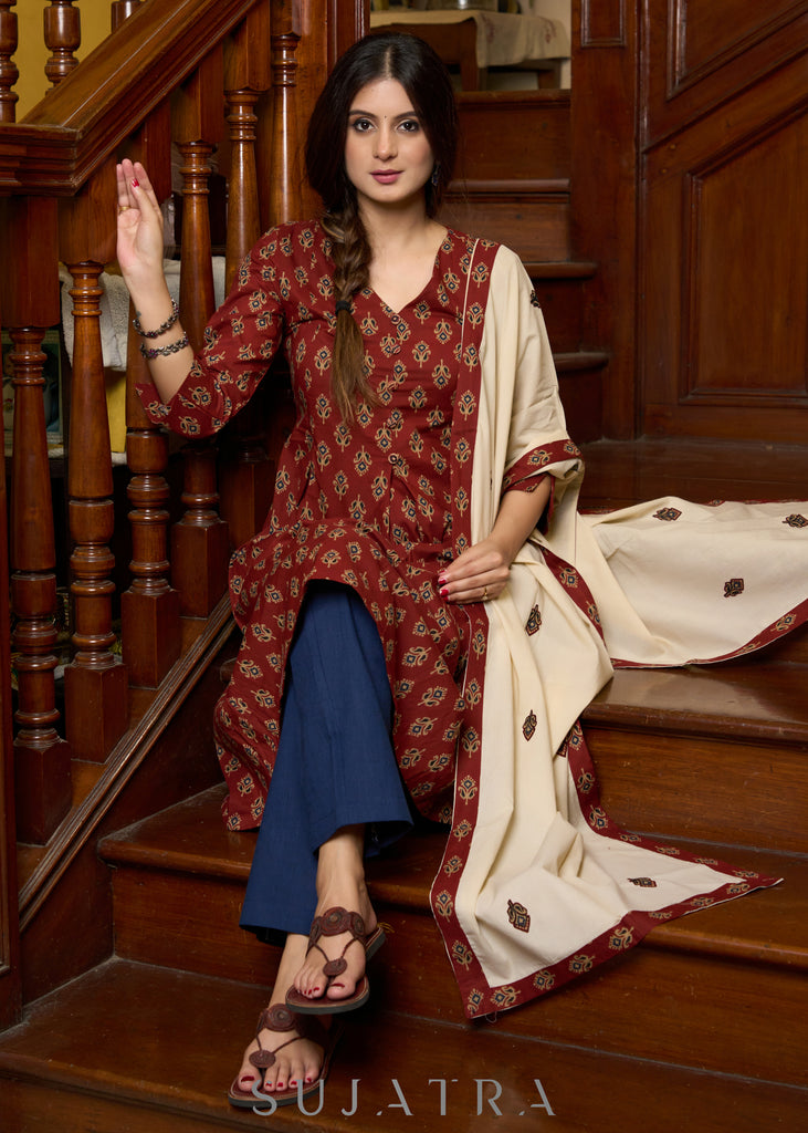 Smart maroon printed cotton kurta, perfectly paired with an exquisite appliqué work stole - Pants Optional