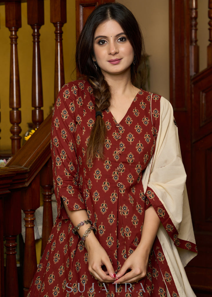 Smart maroon printed cotton kurta, perfectly paired with an exquisite appliqué work stole - Pants Optional