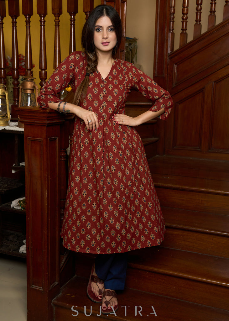 Smart maroon printed cotton kurta, perfectly paired with an exquisite appliqué work stole - Pants Optional