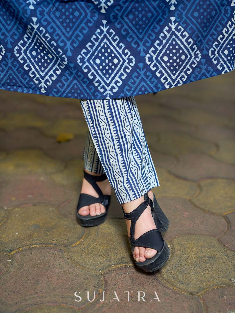 Cool-Toned Indigo Straight Pants with Sleek Vertical Stripe Pattern