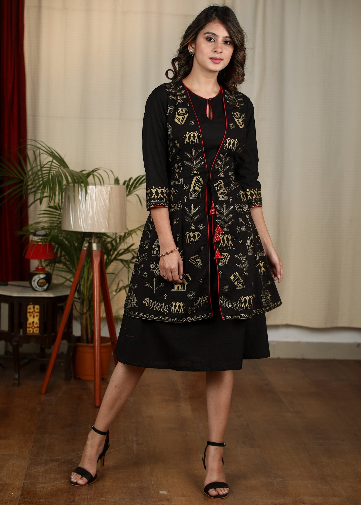 warli painting designs on dress Diorama Designs Warli Hand-Painted Traditional Tussar Silk Dupatta   Okhaistore
