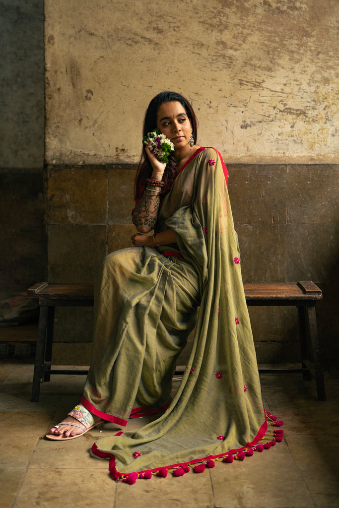 Olive Harmony Dual-Tone Mul Cotton Saree with Fuchsia Border & Graceful Floral Embroidered Pallu