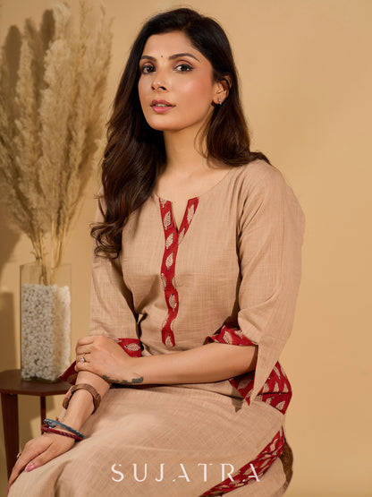 Crème Charm Mul Cotton Kurta with Printed Red Placket and Pocket