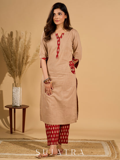 Crème Charm Mul Cotton Kurta with Printed Red Placket and Pocket