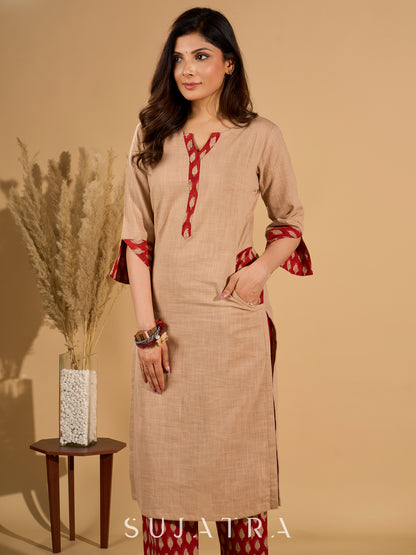 Crème Charm Mul Cotton Kurta with Printed Red Placket and Pocket
