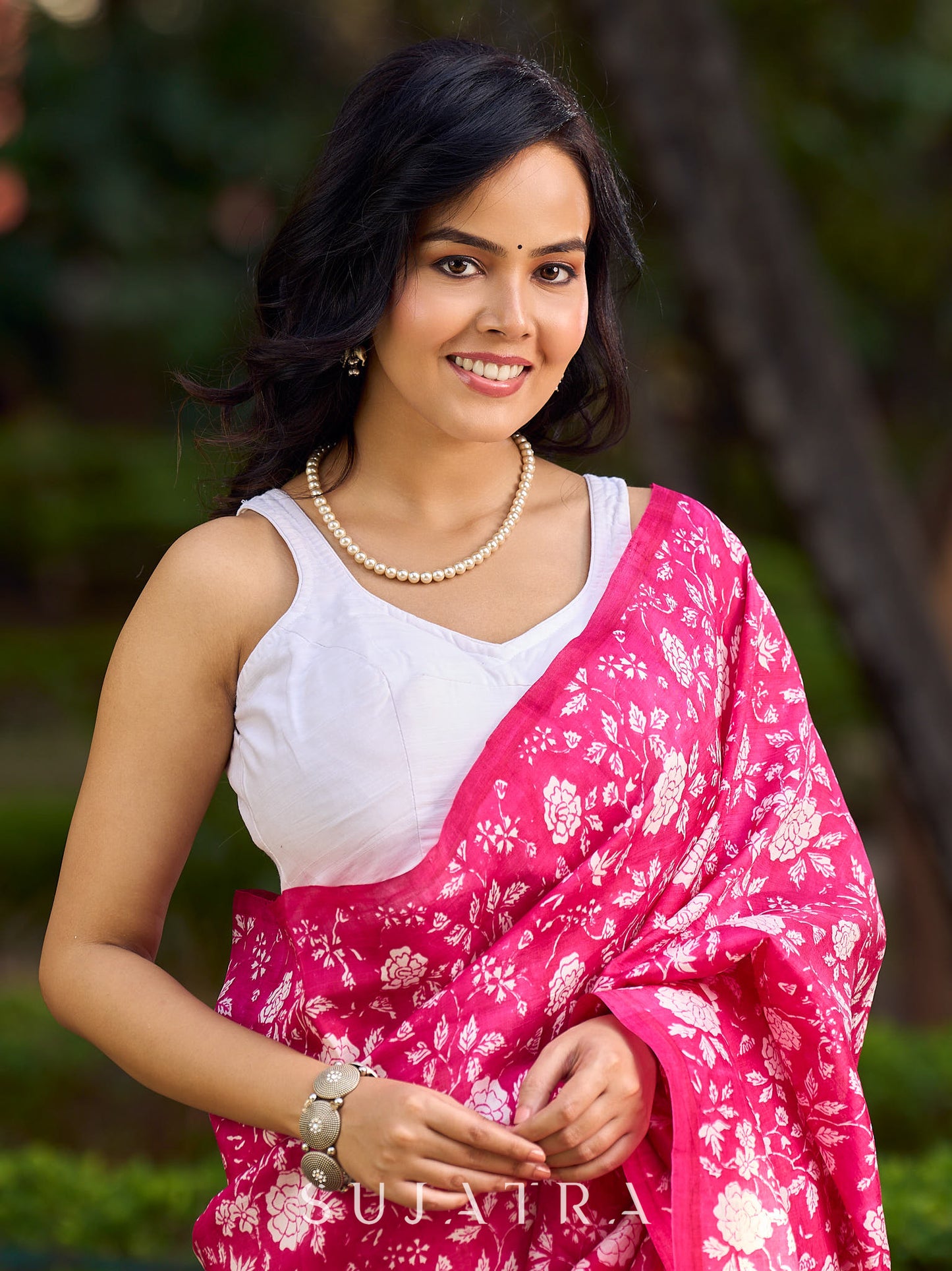 Chic White Cotton Silk Sleeveless Blouse