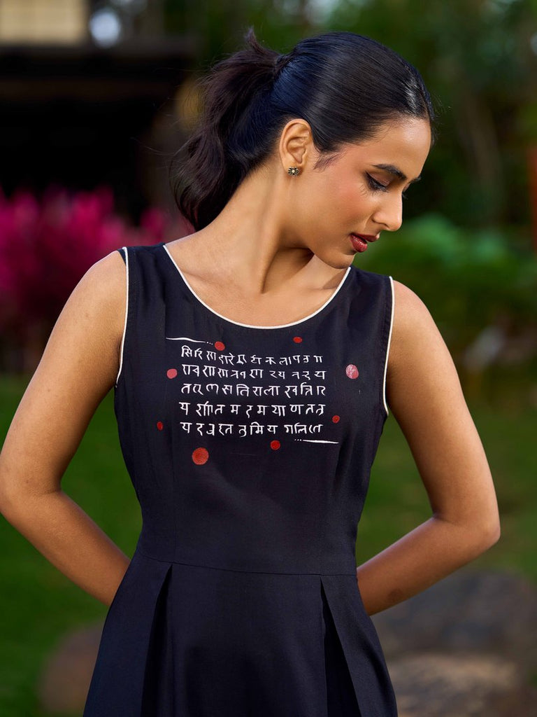 Graceful Black Rayon Pleated Dress with Script Art and Painted Hemline