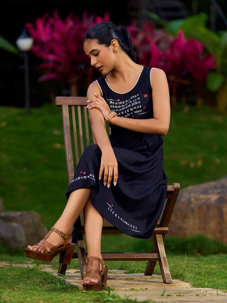 Graceful Black Rayon Pleated Dress with Script Art and Painted Hemline