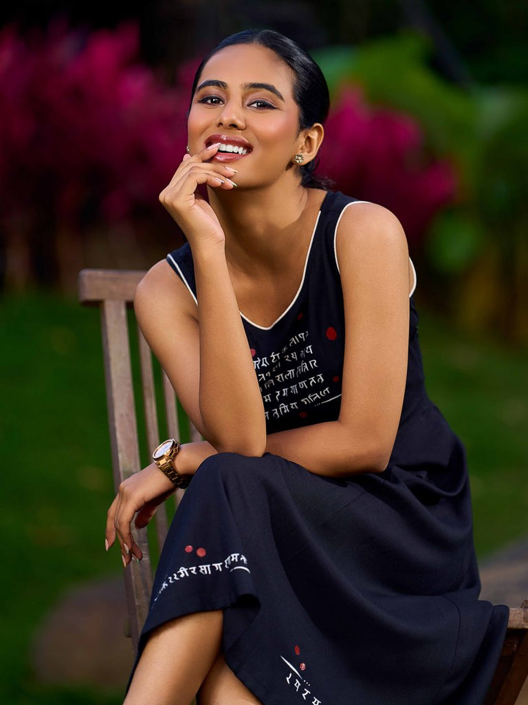 Graceful Black Rayon Pleated Dress with Script Art and Painted Hemline