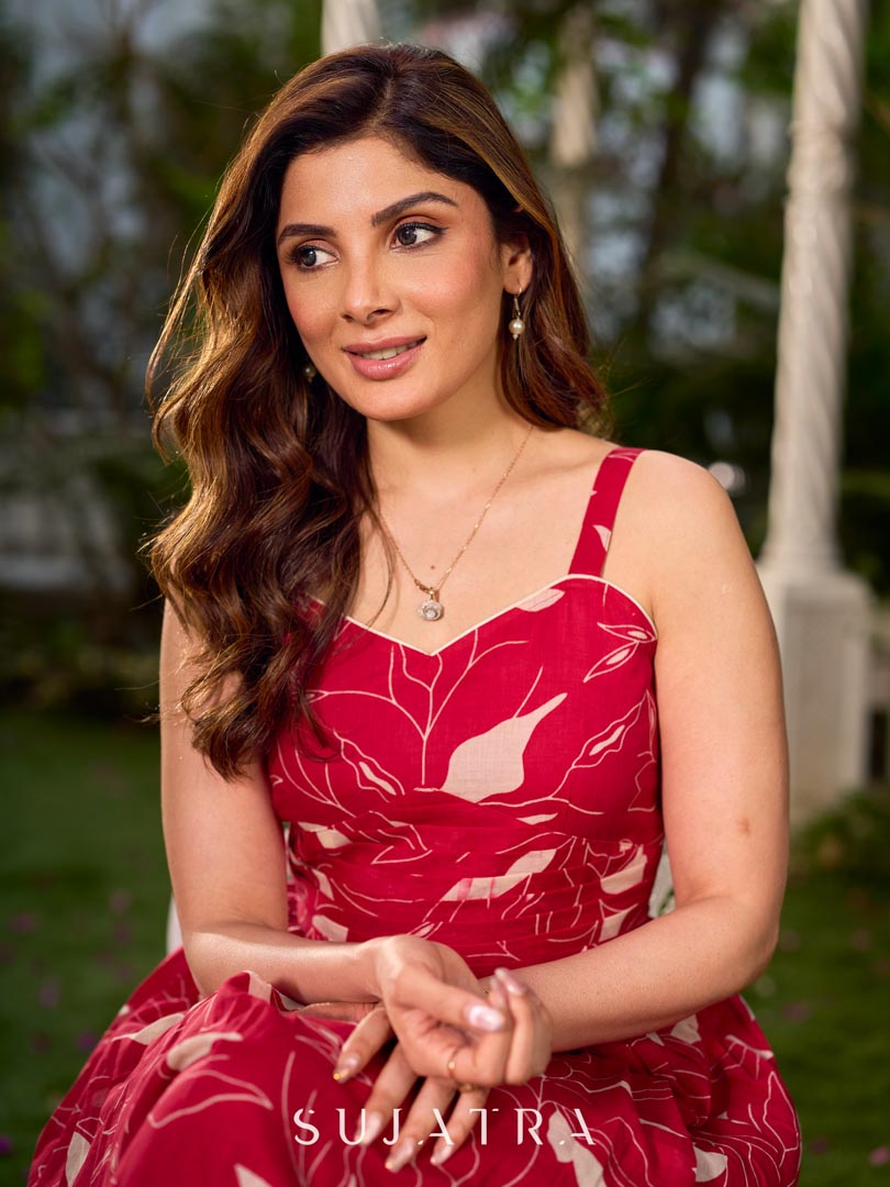 Pretty red dress featuring a sweetheart neckline, pleated waist panel, and soft gathers that create a graceful flow.
