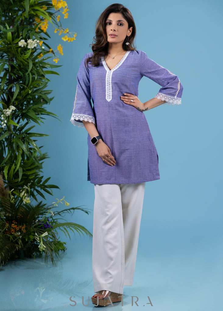 Graceful lilac cotton tunic highlighted with beautiful crochet laces