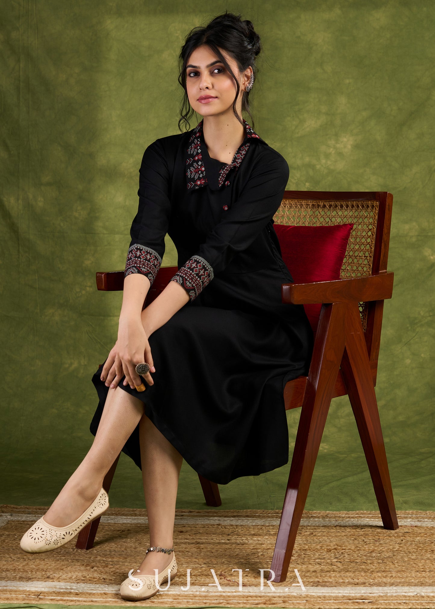 Sophisticated Black Rayon Dress With Printed Collar And Cuffs