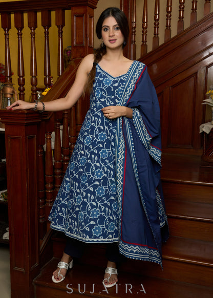Stylish sleeveless indigo anarkali kurta