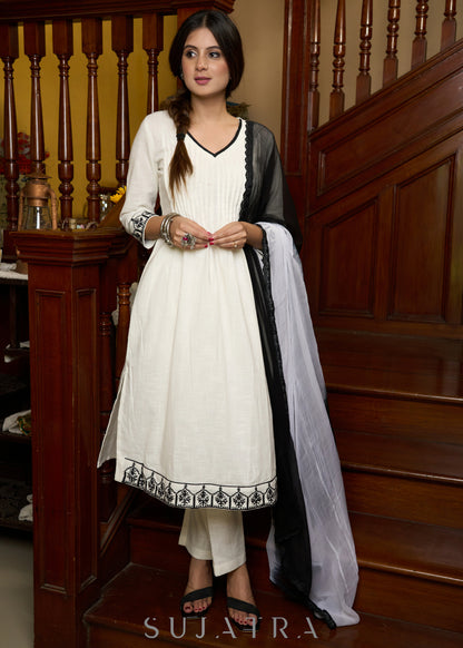 Elegant off-white cotton kurta adorned with intricate embroidery