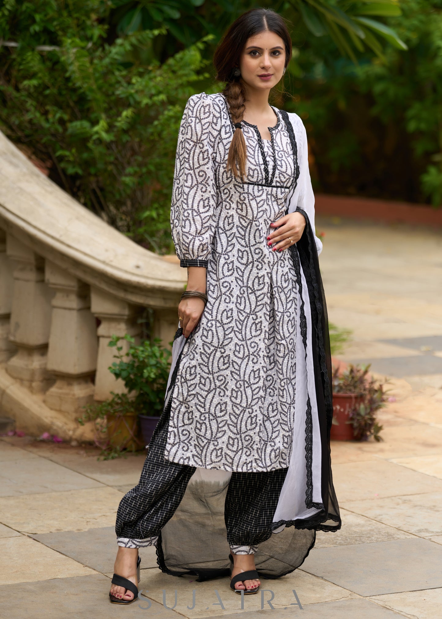 Versatile & stylish white hakoba bandhani printed kurta