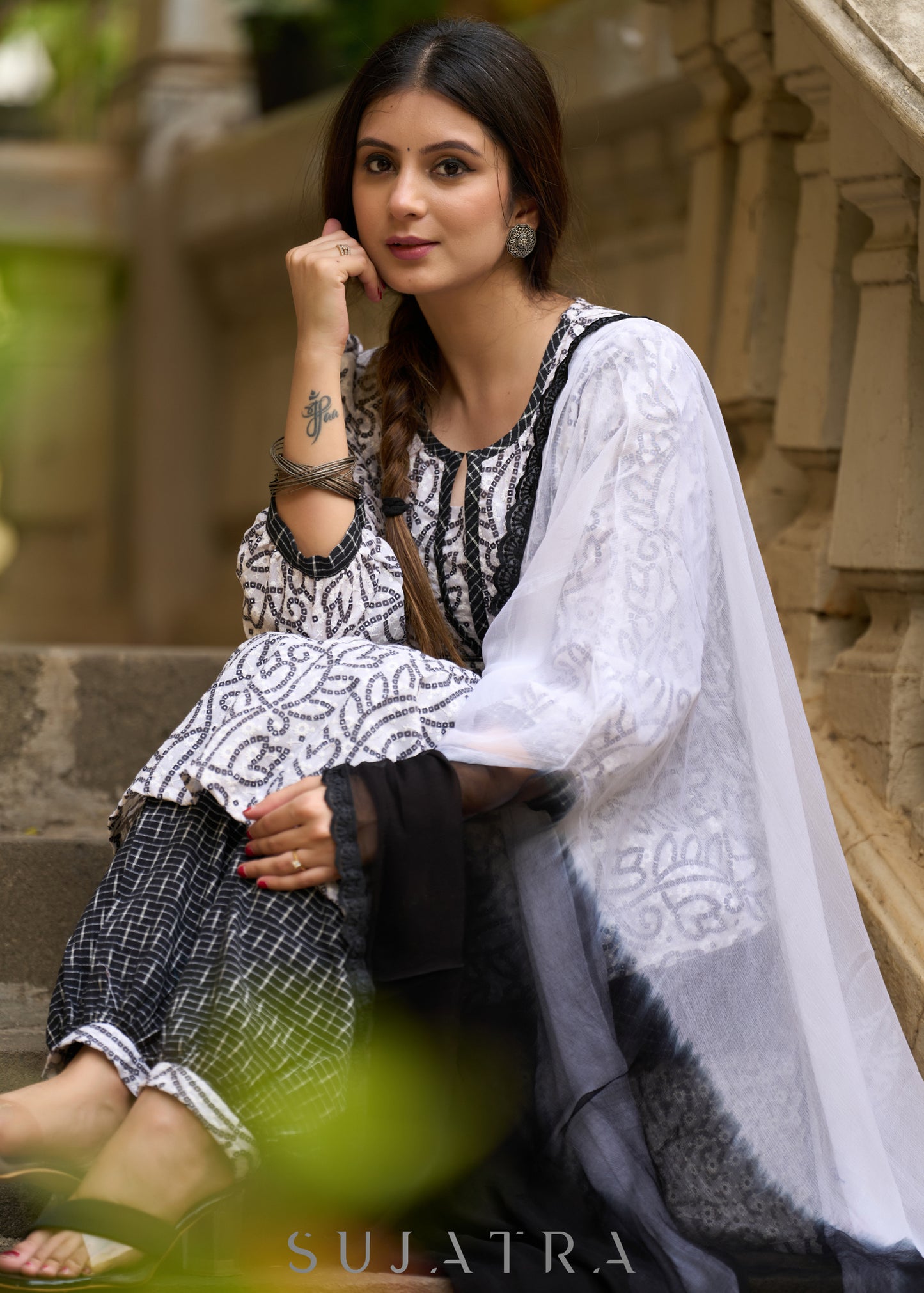 Versatile & stylish white hakoba bandhani printed kurta