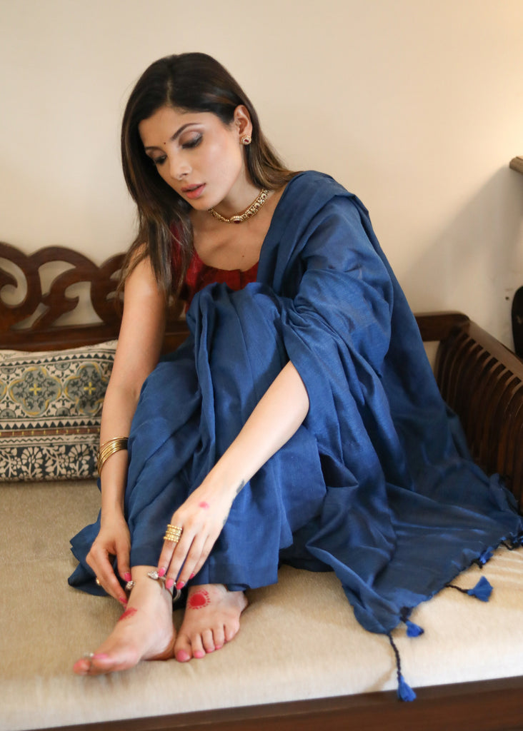 Easy to wear cobalt blue plain saree with plain maroon blouse piece