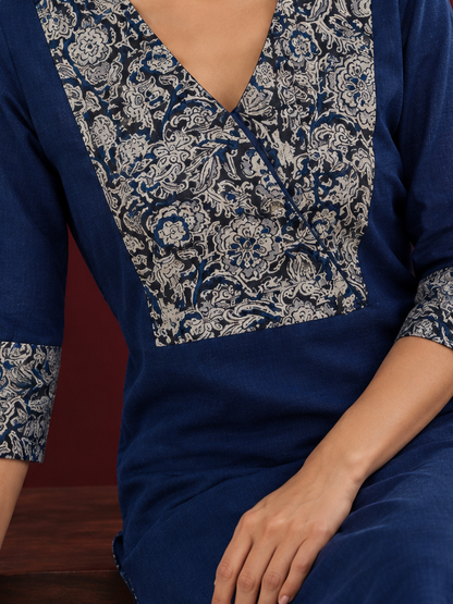 Navy blue cotton straight pants — seated detail