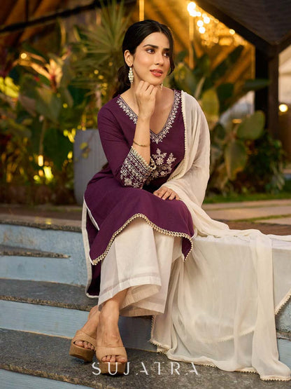 Elegant White Georgette Dupatta with Delicate Pearl Lace Embellishment