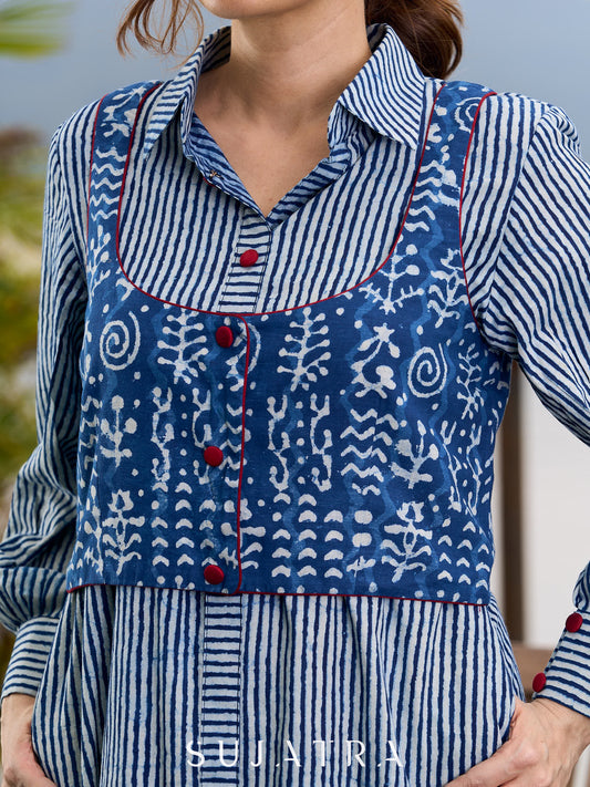 Chic Indigo Printed Sleeveless Jacket with Maroon accents and Open-Front Design