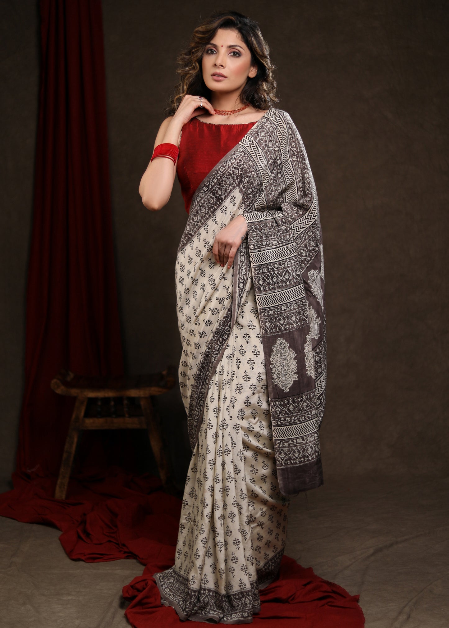 Beautiful Cream & Grey Fakira Print Modal Saree