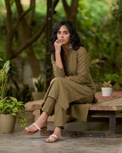Effortless Beige Cotton Kurta Cotton with Collar & Front Pleat