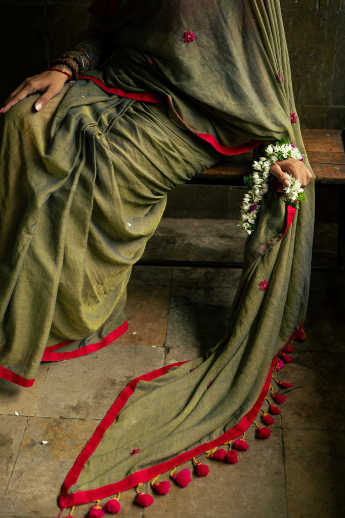 Olive Harmony Dual-Tone Mul Cotton Saree with Fuchsia Border & Graceful Floral Embroidered Pallu