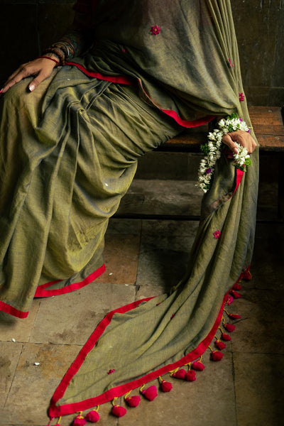 Olive Harmony Dual-Tone Mul Cotton Saree with Fuchsia Border & Graceful Floral Embroidered Pallu