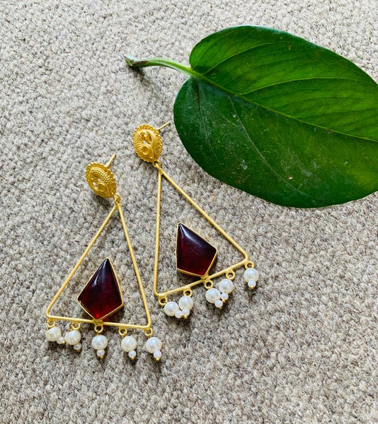 Triangle earring with stone pendant
