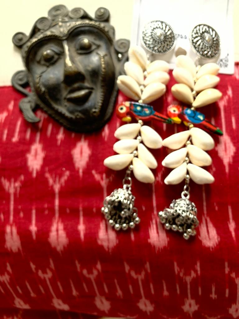 Exclusive cowrie & peacock earring