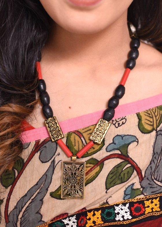 Exclusive wooden & metallic pendant combination necklace